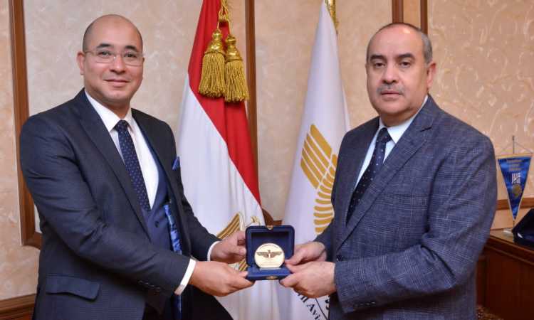 وزير الطيران يكرم الفائز بجائزة مدرب العام