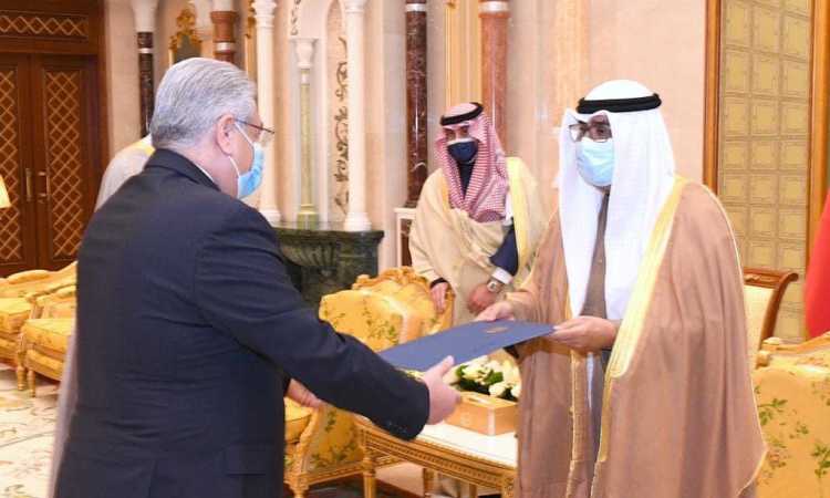سفير مصر لدى الكويت يُقدم أوراق اعتماده لولى العهد