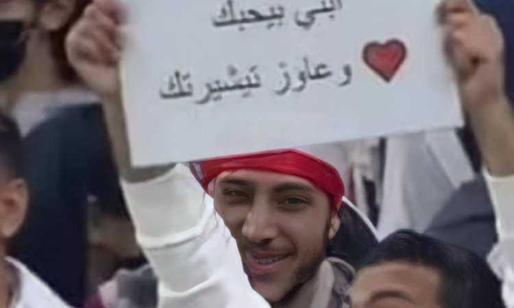 وائل جمعة يسلم المشجع المصرى تيشرت زيزو