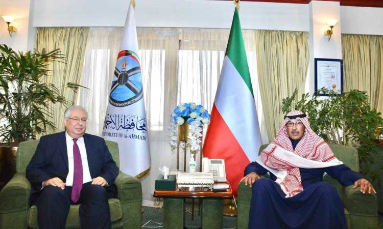 سفير مصر في الكويت يلتقي محافظ الأحمدي