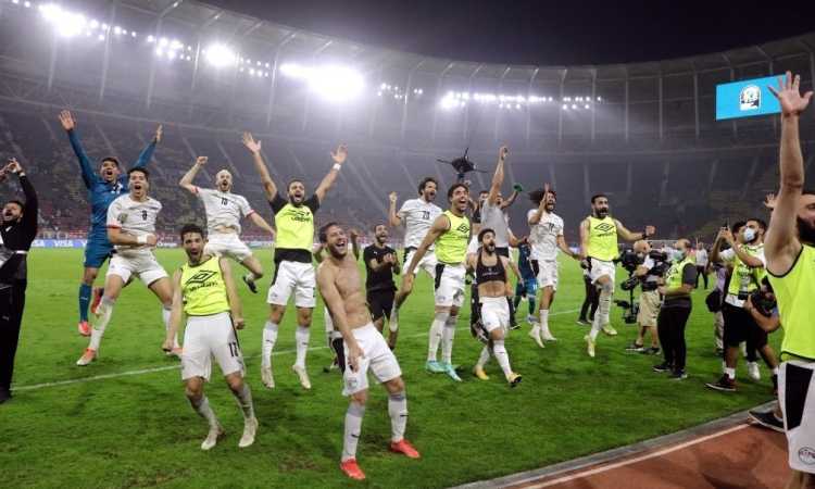 لاعبو منتخب مصر يحتفلون بالفوز على الكاميرون