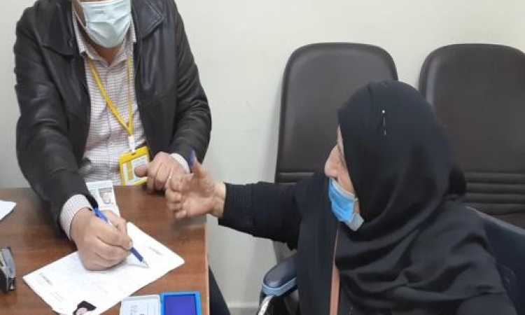 الجوازات تقدم خدماتها لكبار السن