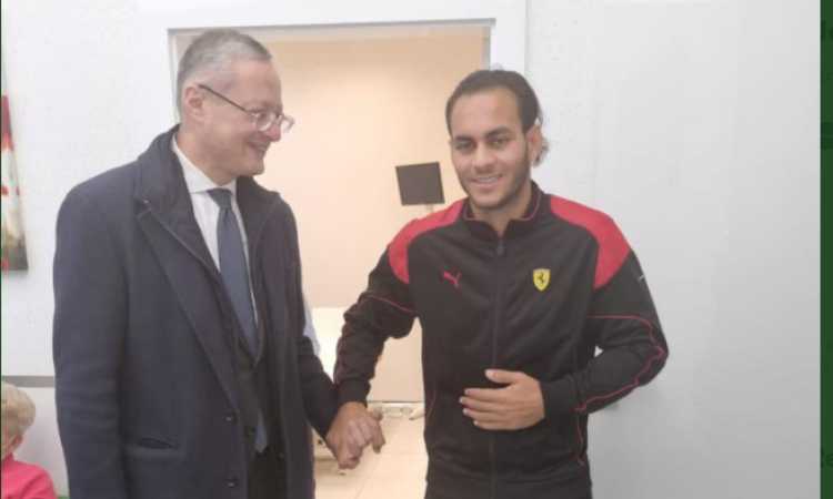 المواطن محمد سعد زايد مع السفير المصري في بولندا