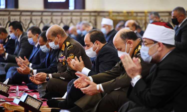 السيسى يؤدى صلاة الجمعة بمسجد المشير