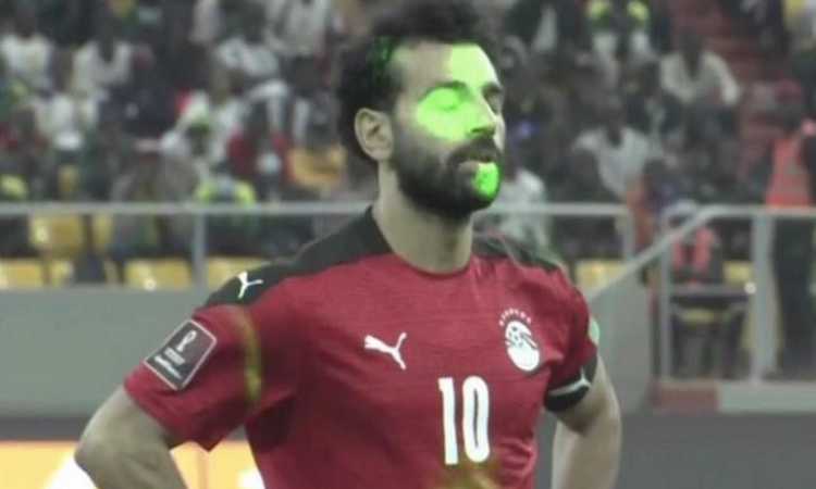 محمد صلاح والليزر فى المباراة