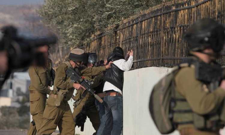 قوات الاحتلال الإسرئيلى تعتقل فلسطينيين