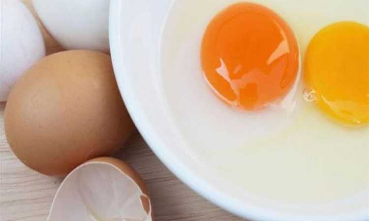 البيض النىء