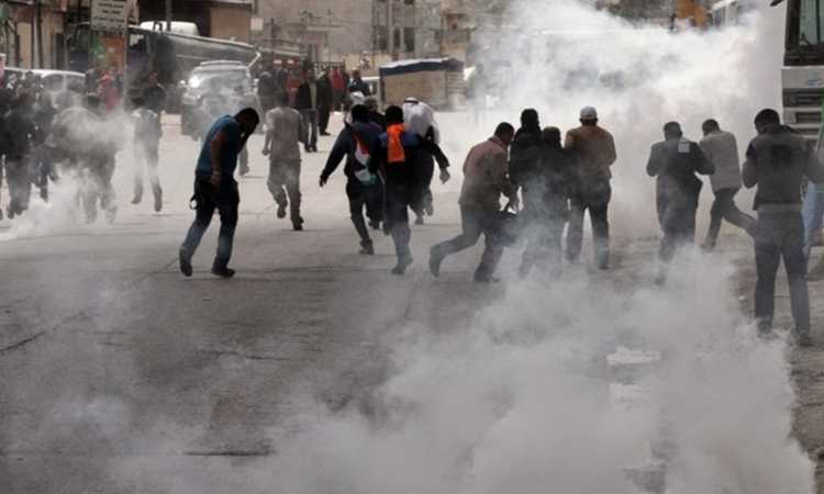 إصابة عشرات الفلسطينيين بالاختناق