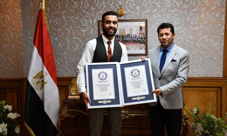 وزير الرياضة يكرم السباح عمر حجازى