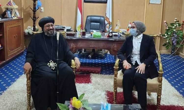أسقف الوادى الجديد خلال التهنئة