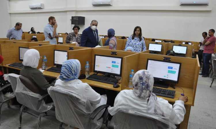 طلاب آداب جامعة حلوان