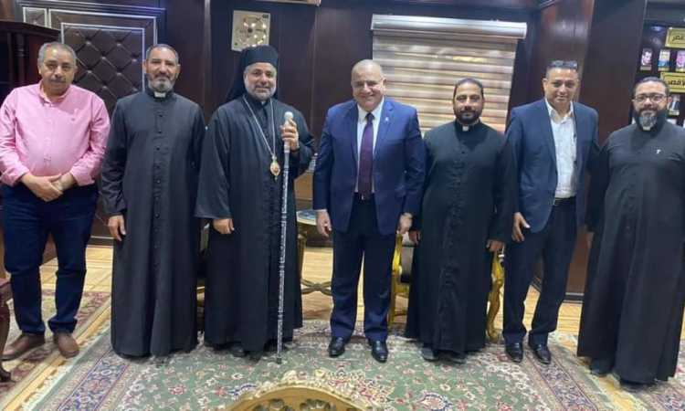 الأنبا عمانوئيل يهنئ محافظ الأقصر