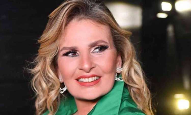 الفنانة يسرا