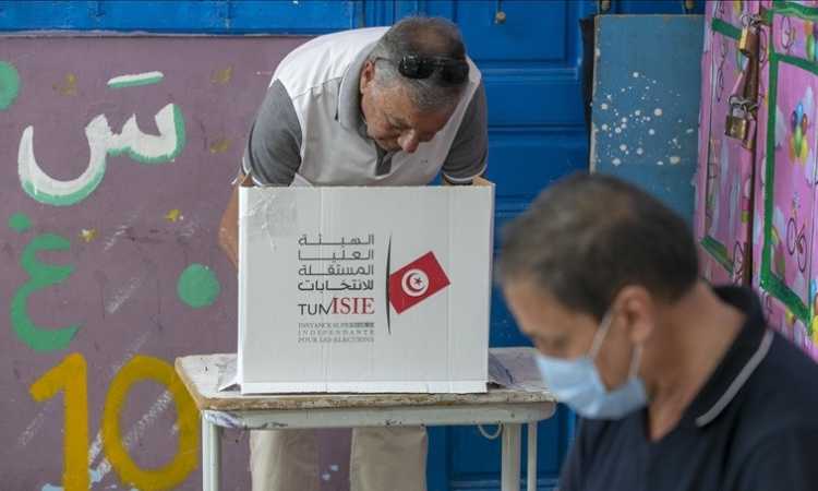 جانب من عملية الاستفتاء على الدستور فى تونس