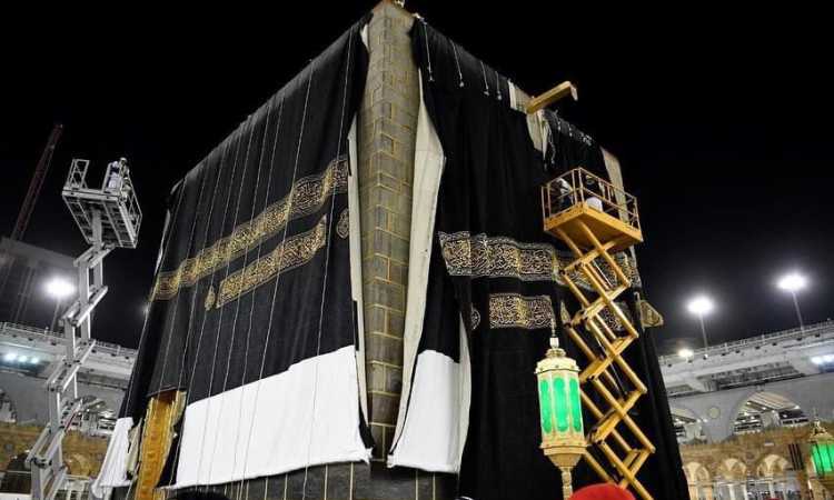 استبدال كسوة الكعبة المشرفة