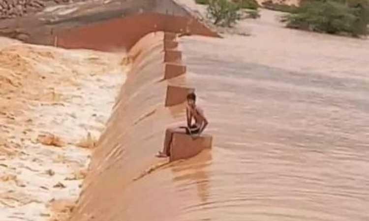 طفل تحاصره السيول