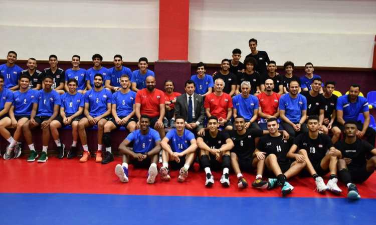 وزير الرياضة مع منتخب مصر للشباب والناشئين للكرة الطائرة