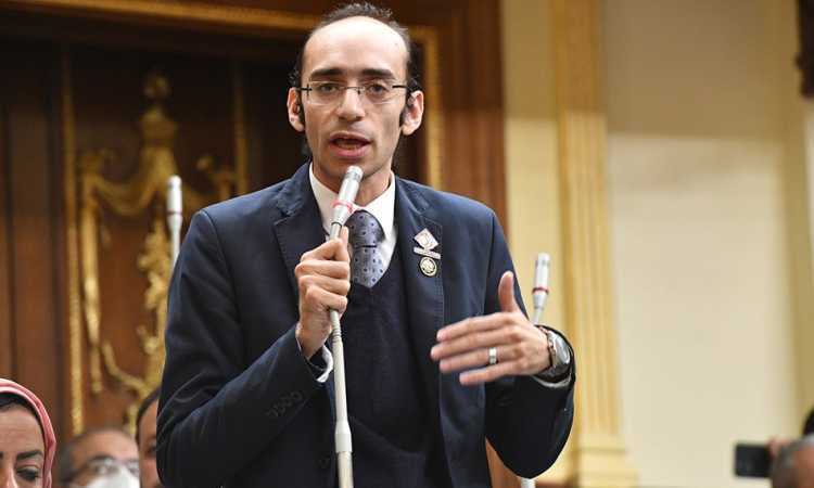 النائب محمد عبدالعزيز