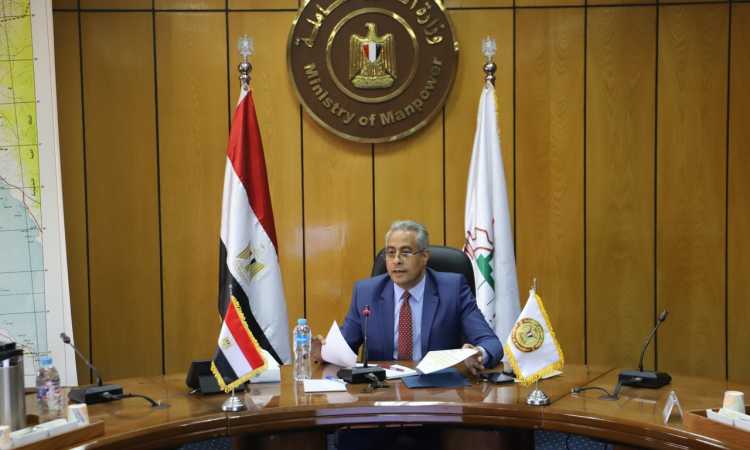 وزير القوى العاملة حسن شحاتة