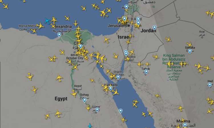 حركة الطيران تغطى سماء مصر