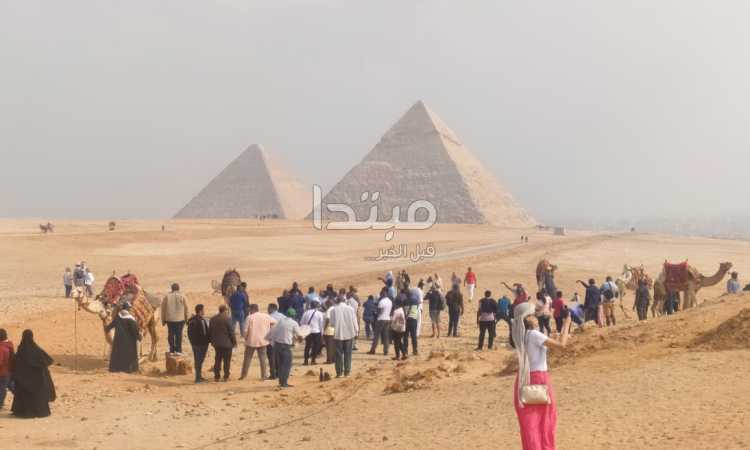 السياح أمام الأهرامات
