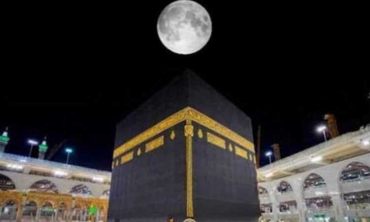 القمر يتعامد على الكعبة