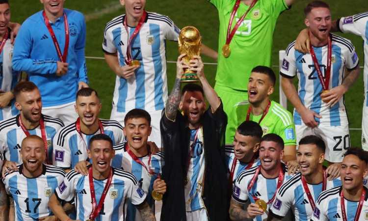 ليونيل ميسي يرفع كأس العالم