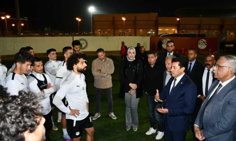 وزير الشباب في معسكر المنتخب الوطنى