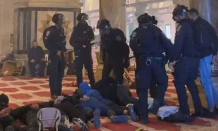 الاحتلال يعتقل المصلين فى المسجد الأقصى