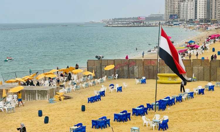 توافد المصطافين على شواطئ الإسكندرية