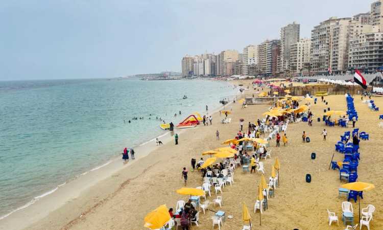 توافد المصطافين على شواطئ الإسكندرية