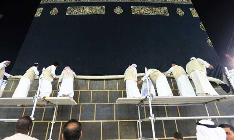 تغيير كسوة الكعبة المشرفة