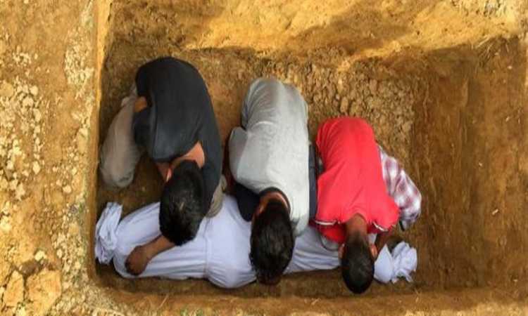 تلقين الميت بعد دفنه ـ تعبيرية