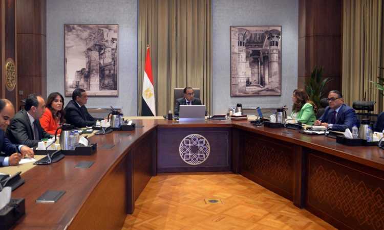 رئيس الوزراء يتابع مع محافظ دمياط جهود تطوير صناعة الأثاث