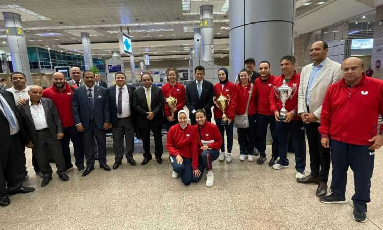 أشرف صبحي يستقبل بعثة تنس الطاولة بمطار القاهرة