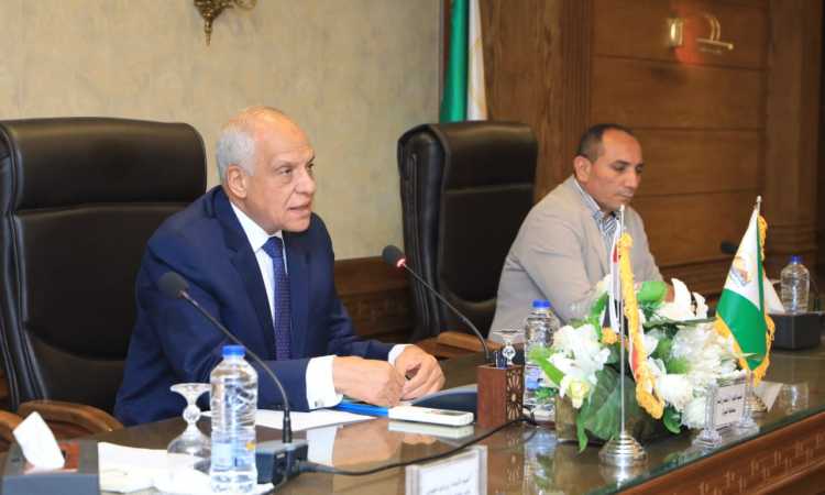 محافظ الجيزة أثناء الاجتماع