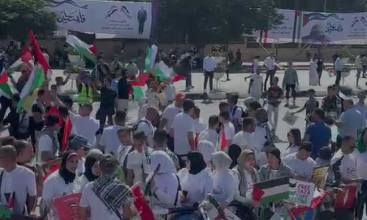 توافد المواطنين على المنصة بشارع النصر
