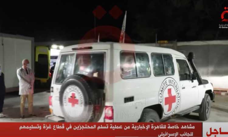 القاهرة الإخبارية تعرض مشاهد خاصة لعملية تسلم المحتجزين من غزة