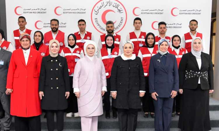 السيدة انتصار السيسي مع قرينة الرئيس التركي في زيارة للهلال الأحمر