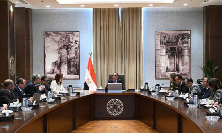 اجتماع رئيس مجلس الوزراء مع الحكومة