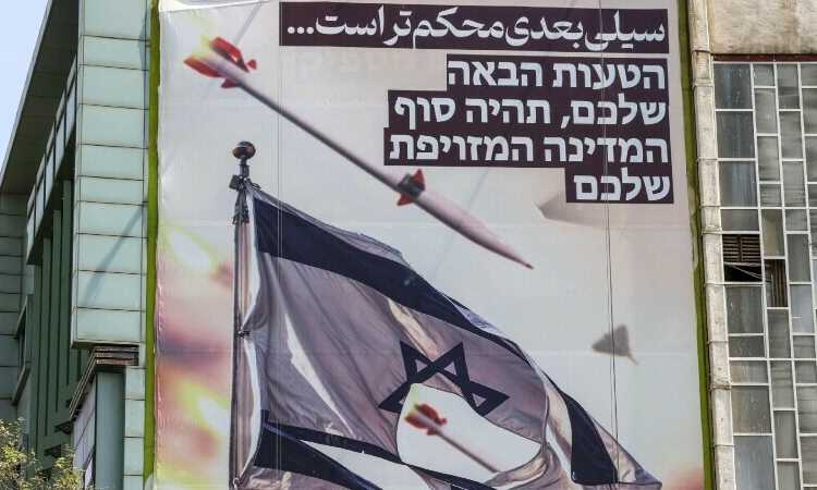 لافتة في ساحة فلسطين بطهران تتوعد بتدمير إسرائيل