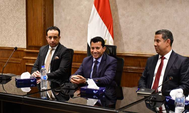 جانب من اجتماع وزير الرياضة