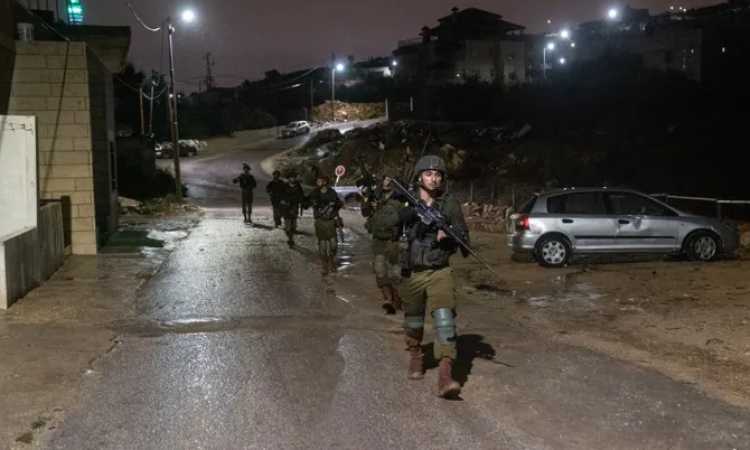 عناصر من قوات الاحتلال تقتحم إحدى المناطق الفلسطينية