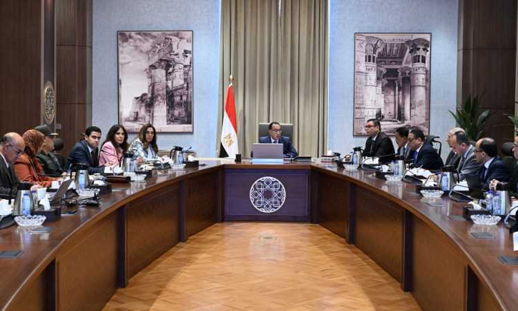 رئيس الوزراء خلال الاجتماع