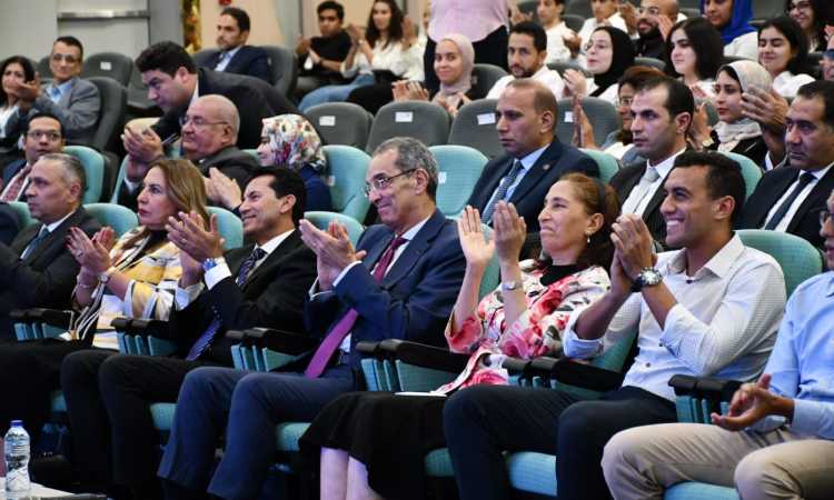وزيرا الرياضة والاتصالات يكرمان «الجندي»