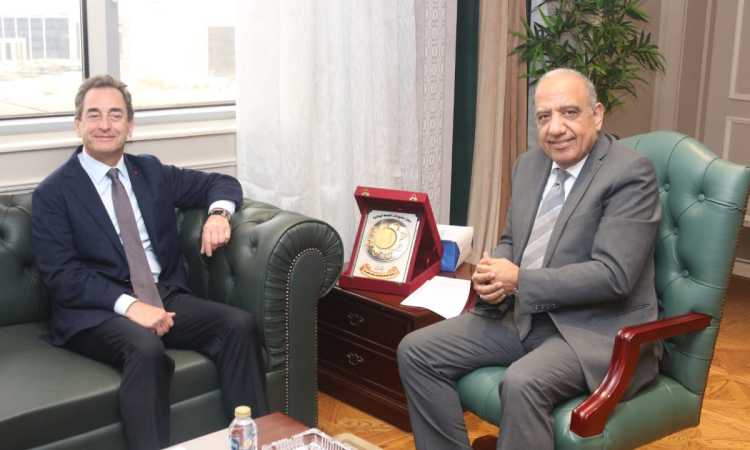 وزير الكهرباء وسفير فرنسا بالقاهرة
