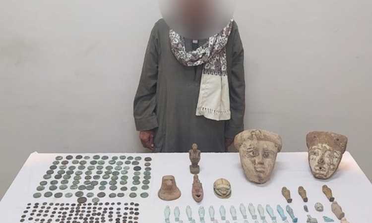 409 قطعة أثرية بحوزة شخص بأسيوط