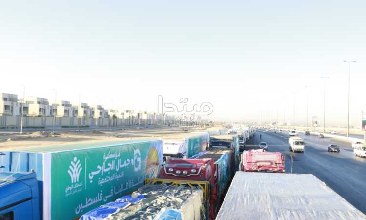 اصطفاف شاحنات المساعدات