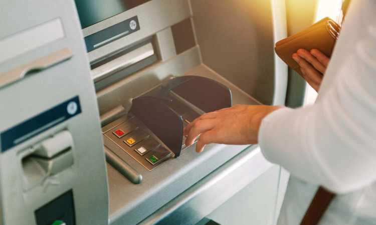 رسوم السحب من ماكينات ATM ومواعيد عمل البنوك في رمضان