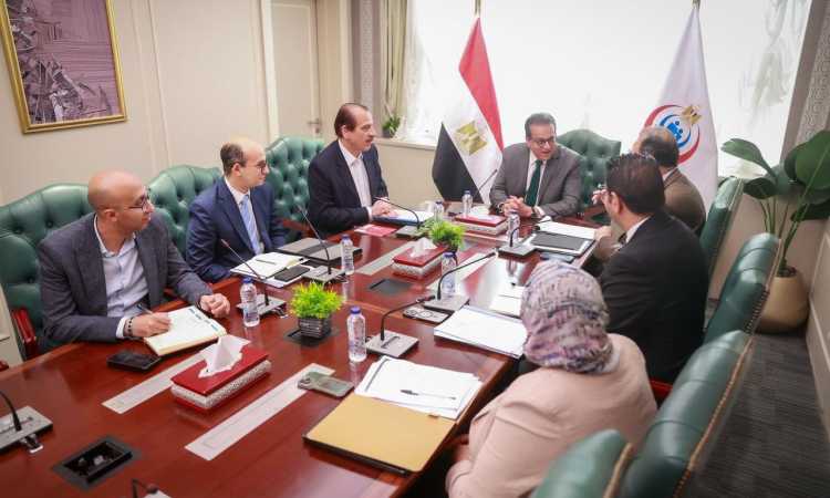 جانب من اجتماع وزير الصحة